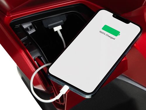 Hộc đựng đồ phía trước có trang bị cả cổng sạc USB